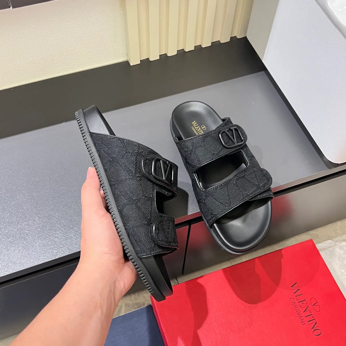p300《VALENTINO》Warren Men🧍‍♂️Spring and Summer New Style. Cowhide logo flat slippers, elegant sandals, the same style worn by celebrities, original molding, imported calfskin. Rubber outsole. Soft and durable, full set of counter packaging, 38-44!